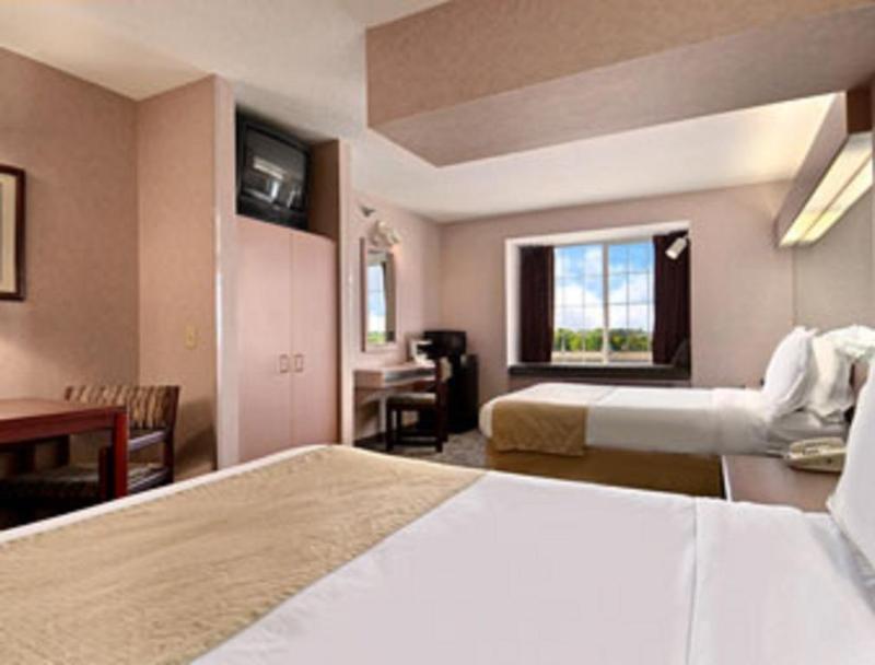 Microtel Inn & Suites By Wyndham Rochester North Mayo Clinic Exterior foto